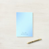 Eenvoudig minimalistisch monogram pastelblauw post-it® notes (Op bureau)