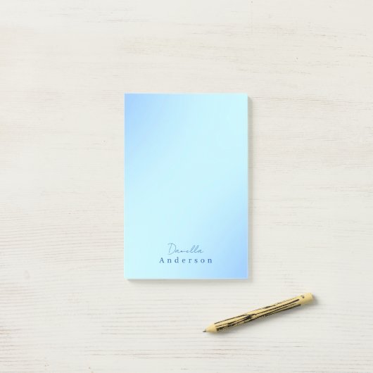 Eenvoudig minimalistisch monogram pastelblauw post-it® notes (Op bureau)
