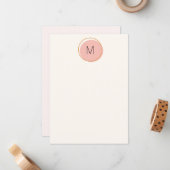 Eenvoudig minimalistisch monogram roze en goud notitiekaartje (Voorkant / Achterkant in situ)