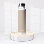 Eenvoudig minimalistisch monogram waterfles<br><div class="desc">Eenvoudige Taupe Minimalist Twee Monogram Naam Waterfles perfect als cadeau voor bazen,  consultants,  professionals,  werknemers of zakenmensen.</div>