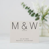 Eenvoudig minimalistisch neutraal monogram sparen aankondigingskaart (Staand voorkant)
