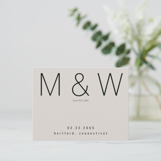 Eenvoudig minimalistisch neutraal monogram sparen  aankondigingskaart (Staand voorkant)