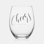 Eenvoudig Minimalistisch Proost en Namen Wijnglas Zonder Voet<br><div class="desc">Eenvoudig Minimalistisch gejuich! in script kalligrafie en de naam en datum van het paar (op de rug) in een glad niet-serif lettertype - geweldig voor de repetitie diner voor de bruiloft Of de bruiloft zelf - ©WhimsicalArtwork™</div>