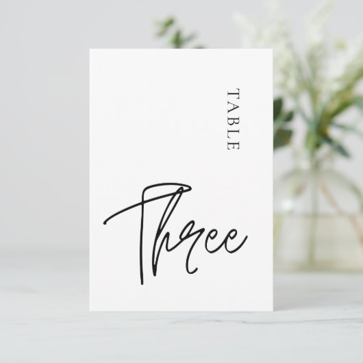 Eenvoudig minimalistisch tabel drie tabelnummer kaart (Staand voorkant)