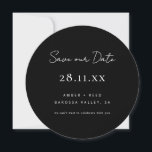 Eenvoudig minimalistisch zwart-witrondje save the date<br><div class="desc">Kan volledig worden aangepast aan uw behoeften. © Gorjo Design. Gemaakt voor je via het Zazzle platform. // Op zoek naar overeenkomende objecten? Andere kantoorbenodigdheden uit de set die beschikbaar is in de afdeling "collecties" van mijn winkel. // Hulp nodig bij het aanpassen van uw ontwerp? Heb je andere ideeën?...</div>