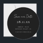 Eenvoudig minimalistisch zwart-witrondje save the date<br><div class="desc">Kan volledig worden aangepast aan uw behoeften. © Gorjo Design. Gemaakt voor je via het Zazzle platform. // Op zoek naar overeenkomende objecten? Andere kantoorbenodigdheden uit de set die beschikbaar is in de afdeling "collecties" van mijn winkel. // Hulp nodig bij het aanpassen van uw ontwerp? Heb je andere ideeën?...</div>