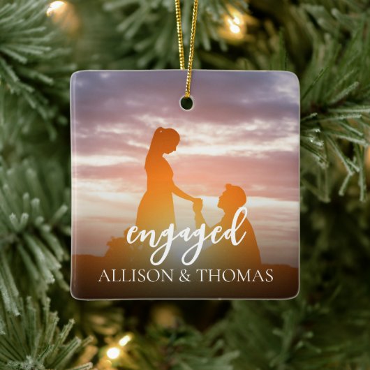 Eenvoudig minimalistische kerstfoto met elegant keramisch ornament (Boom)