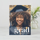 Eenvoudig modern 2-foto afstudeerfeest kaart (Staand voorkant)