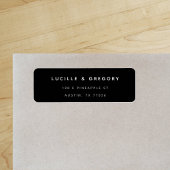 Eenvoudig modern aangepast zwart retouradres etiket