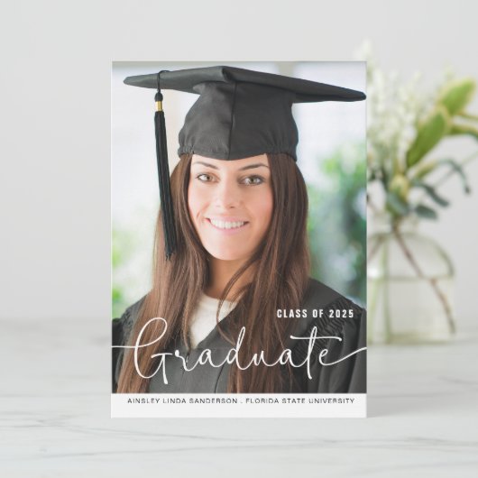 Eenvoudig modern Afstuderen Fotoscript Aankondiging (Staand voorkant)