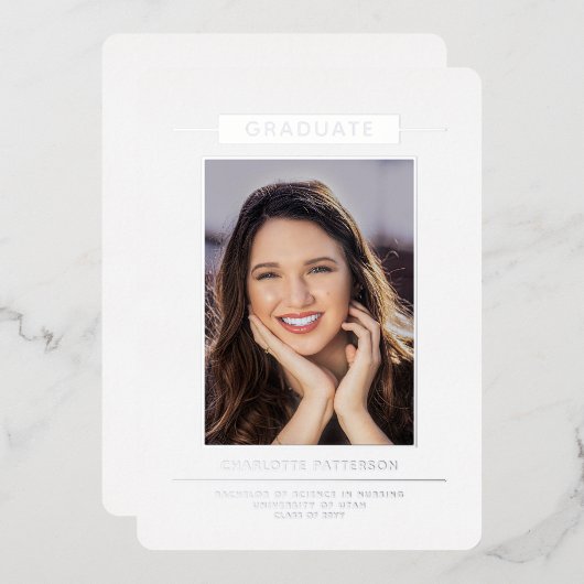 Eenvoudig modern Afstuderen Photo Silver Script Folie Uitnodiging (Voorkant / Achterkant)