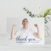 Eenvoudig modern blauw Afstuderen Hartelijk dank Bedankkaart (Staand voorkant)