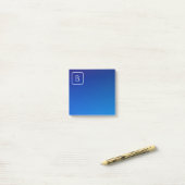 Eenvoudig modern blauw ombre-verloop & monogram post-it® notes (Op bureau)