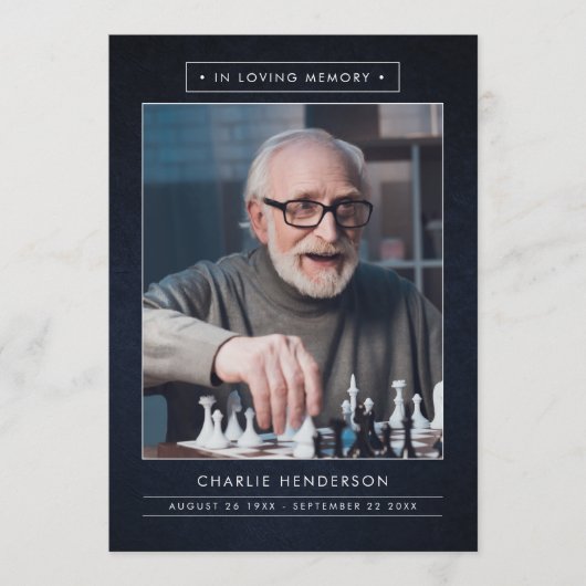 Eenvoudig Modern Blauw & Wit Begrafenisprogramma Programmakaart (Voorkant)