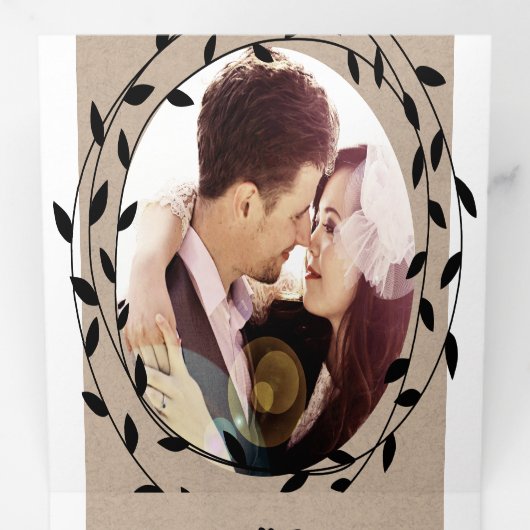 Eenvoudig modern Boho Black Leaf Wreath Wedding Drieluik Uitnodiging (Binnenzijde eerst)