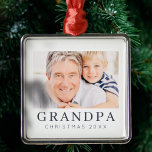 Eenvoudig modern Chic Custom Grandpa Photo Holiday Metalen Ornament<br><div class="desc">Het ontwerp is samengesteld uit moderne chic typografie met sans serif en serif doopvont. Voeg een aangepaste foto van opa en jaar toe.</div>