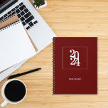 Eenvoudig Modern Donkerrood 2024 Planner<br><div class="desc">Eenvoudige Elegante Donkerrode Minimalistische Planner is perfect voor dagelijks gebruik, kantoormedewerkers, evenementenplanners of voor elk ander professioneel en persoonlijk gebruik. Het ontwerp is strak, minimaal, eenvoudig, elegant en modern, en heeft een perfect zakelijk uiterlijk. Wordt geleverd met een aanpasbaar jaar en naam, een perfecte manier om het te personaliseren. Deze...</div>