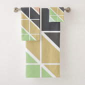 Eenvoudig modern driehoekspatroon in zacht-aardbee bad handdoek (Insitu)