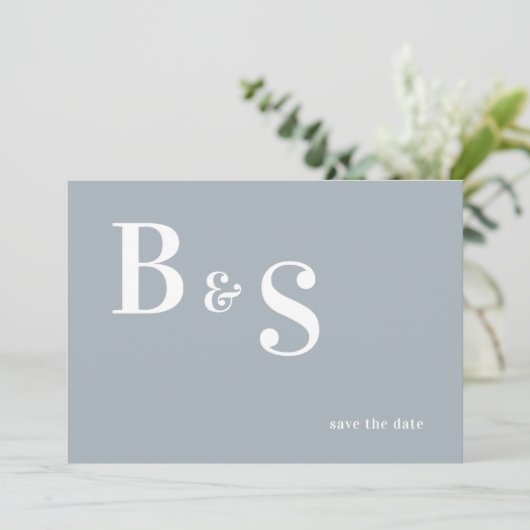 Eenvoudig modern dun blauw monogram QR sparen de D Save The Date (Staand voorkant)