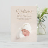 Eenvoudig Modern Elegant Bruin Script Baby Meisje  Aankondiging (Staand voorkant)