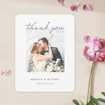 Eenvoudig modern Elegant Script Photo Wedding Bedankkaart<br><div class="desc">Deze eenvoudige, kic foto bruiloft bedankt je platte sjabloon met een schoon, modern design. U kunt de vorm in scherpe eerder dan afgeronde hoeken veranderen als u verkiest, aangezien beide goed met dit ontwerp werken! We hebben gekozen voor een stijlvol modern script voor 'bedankt' aan de voorkant. We hebben dit...</div>