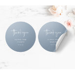 Eenvoudig modern en minimalistisch | Dusty Blue We Ronde Sticker<br><div class="desc">Deze elegante,  stoffige blauwe bruiloft of vrijgezellenfeest stickers zijn eenvoudig en minimalistisch maar zeer stijlvol vanwege het moderne handgeschreven script dat "bedankt" zegt,  en de schone lay-out.</div>