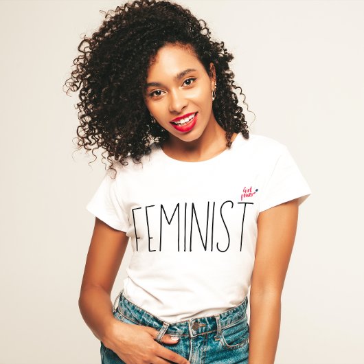 Eenvoudig modern feministisch script met minimale t-shirt