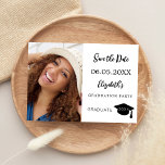 Eenvoudig modern foto Afstuderen Save The Date<br><div class="desc">Een foto Bewaar de datumkaart voor een afstuderen. Aan de voorkant: Voeg je eigen foto van de afstuderen grootte toe. Een chique witte achtergrond, zwarte tekst. Sjablonen voor naam en datum. De naam en de tekst: Save the Date zijn geschreven met een modern handgeschreven stijlscript. Met een pet, tassel topper....</div>