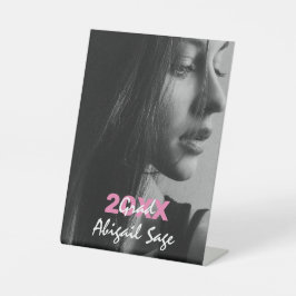 Eenvoudig modern Foto roze en wit Afstuderen Reclamebord Met Voetstuk