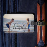 Eenvoudig modern fotosjabloon Aangepaste naam Bagagelabel<br><div class="desc">Het eenvoudige Moderne Bagagelabel van de Naam van de Familie van de Familie van de Familie van het Malplaatje van de Foto kenmerkt uw favoriete foto met uw gepersonaliseerde familienaam. Het maakt een fantastisch cadeau voor Kerstmis, verjaardag, jubileum, Moederdag, Vaderdag, grootouders Dag en nog veel meer. Personaliseer door de tekst...</div>