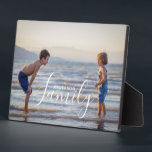 Eenvoudig modern fotosjabloon Aangepaste naam Fotoplaat<br><div class="desc">Het eenvoudige Moderne Plaque van de Naam van de Familie van de Familie van de Familie van het Malplaatje van de Douane van de Foto kenmerkt uw favoriete foto met uw gepersonaliseerde familienaam. Het maakt een fantastisch cadeau voor Kerstmis, verjaardag, jubileum, Moederdag, Vaderdag, grootouders Dag en nog veel meer. Personaliseer...</div>
