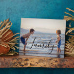 Eenvoudig modern fotosjabloon Aangepaste naam Fotoplaat<br><div class="desc">Het eenvoudige Moderne Plaque van de Naam van de Familie van de Familie van de Familie van het Malplaatje van de Douane van de Foto kenmerkt uw favoriete foto met uw gepersonaliseerde familienaam. Het maakt een fantastisch cadeau voor Kerstmis, verjaardag, jubileum, Moederdag, Vaderdag, grootouders Dag en nog veel meer. Personaliseer...</div>