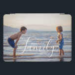 Eenvoudig modern fotosjabloon Aangepaste naam iPad Pro Cover<br><div class="desc">Eenvoudige moderne Photo Template Custom Name iPad Cover biedt uw favoriete foto met uw persoonlijke familienaam. Het maakt een fantastisch cadeau voor Kerstmis,  verjaardag,  jubileum,  Moederdag,  Vaderdag,  grootouders Dag en nog veel meer. Personaliseer door de tekst in het verstrekte tekstvakje uit te geven. Ontworpen door ©Evco Studio www.zazzle.com/store/evcostudio</div>