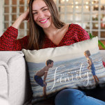 Eenvoudig modern fotosjabloon Aangepaste naam Kussen<br><div class="desc">De eenvoudige Moderne Sierkussennen van de Naam van de Familienaam van de Familie van het Malplaatje van de Foto eigenschappen uw favoriete foto met uw gepersonaliseerde familienaam. Het maakt een fantastisch cadeau voor Kerstmis, verjaardag, jubileum, Moederdag, Vaderdag, grootouders Dag en nog veel meer. Personaliseer door de tekst in het verstrekte...</div>