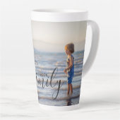 Eenvoudig modern fotosjabloon Aangepaste naam Latte Mok (Rechterhoek)