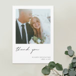 Eenvoudig modern handschrift Foto bruiloft Bedankkaart<br><div class="desc">Deze eenvoudige, stijlvolle moderne bruiloft bedankt je de sjabloon die 'bedankt' in het zwart in een ontspannen, modern script in alle kleine letters heeft. Dit 'bedankt' deel van het ontwerp is een afbeelding dat niet kan worden bewerkt. Maar u kunt de kleur, de doopvont of de grootte van om het...</div>