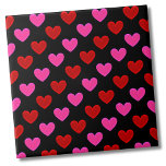 Eenvoudig modern hartpatroon tegeltje<br><div class="desc">Schattigee Bright Modern Zwart Roze Rood Hart Patroon Keramische Tegel. Super lieve kleine print met rode en roze harten. Perfect voor een leuke print of natuurlijk Valentijn’s Day! Kies de achtergrondkleur om aan uw behoeften te voldoen! Of je deze tegel wilt gebruiken als een klein onderzetter of trivet voor een...</div>