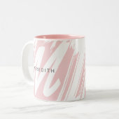 Eenvoudig modern initiaal en naam roze en wit tweekleurige koffiemok (Voorkant links)