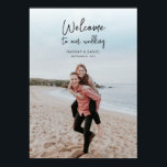 Eenvoudig modern kalligrafie Fotobruiloft welkom Poster<br><div class="desc">Deze stijlvolle sjabloon van het poster van de huwelijksreceptie is voorzien van een schoon, minimalistisch, modern design. We hebben dit minimalistische ontwerp een onderscheidend karakter gegeven door een levendig, wit lettertype te combineren met een modern, gestroomlijnd design, dat op zoek is naar uw voornamen en datum, voor een uiterlijk die...</div>
