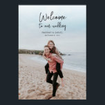 Eenvoudig modern kalligrafie Fotobruiloft welkom Poster<br><div class="desc">Deze stijlvolle sjabloon van het poster van de huwelijksreceptie is voorzien van een schoon, minimalistisch, modern design. We hebben dit minimalistische ontwerp een onderscheidend karakter gegeven door een levendig, wit lettertype te combineren met een modern, gestroomlijnd design, dat op zoek is naar uw voornamen en datum, voor een uiterlijk die...</div>