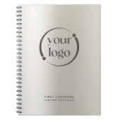 Eenvoudig modern logo op parel metallic notitieboek (Voorkant)