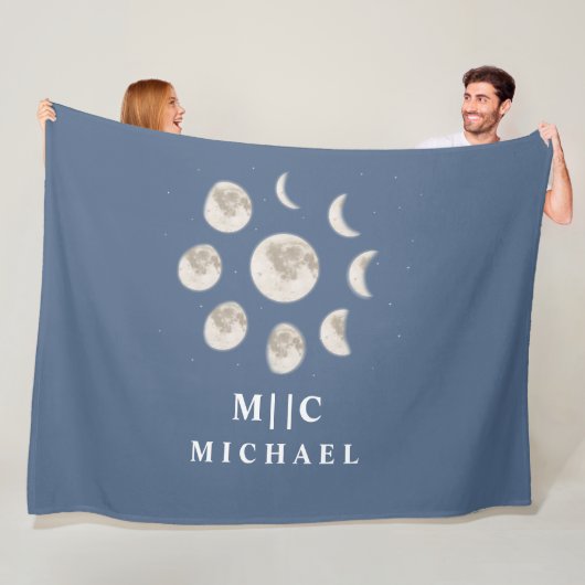 Eenvoudig modern maanmonogram gepersonaliseerd fleece deken (In situ)