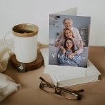 Eenvoudig modern Manuscript en Foto | We houden va Kaart<br><div class="desc">Deze eenvoudige en stijlvolle Moederdag kaart voor je grootmoeder of gigi is voorzien van je favoriete persoonlijke foto,  met een wit,  modern,  handgeschreven script dat zegt: "Wij houden van je Gigi",  samen met een schattig handgetekend hart. In de binnentekst staat "happy moederdag",  maar je kunt dit bericht gemakkelijk wijzigen.</div>
