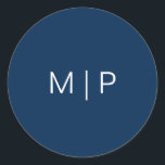 Eenvoudig modern marinemacht blauw monogram huweli ronde sticker<br><div class="desc">Eenvoudige en moderne vaste sticker voor de blauwe bruiloft met een witte zangerige sans. De doopvont en achtergrondkleuren kunnen in om het even welke kleuren worden veranderd u wenst. Een duidelijk en minimalistisch ontwerp dat nog steeds even stijlvol en elegant is. Gebruik deze stickers om uw enveloppen af te dichten...</div>