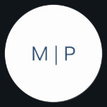 Eenvoudig modern marinemacht blauw monogram huweli ronde sticker<br><div class="desc">Eenvoudige en moderne trouwelijke sticker met uw monogram in een blauw van de marine sans serif doopvont over een witte achtergrond. De doopvont en achtergrondkleuren kunnen in om het even welke kleuren worden veranderd u wenst. Een duidelijk en minimalistisch ontwerp dat nog steeds even stijlvol en elegant is. Gebruik deze...</div>