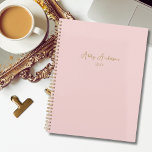 Eenvoudig modern minimalistisch gouden script | Ro Planner<br><div class="desc">Eenvoudige,  moderne,  minimalistische en zeer elegante gouden script typografie op roze achtergrond. Fijn aanpasbaar lettertype voor plannerjaar. Zou een elegante werknemer,  administratief assistent geschenk maken. Of voor jezelf om georganiseerd en up-to-date te blijven met alle activiteiten,  projecten en vrije tijd die je kunt plannen.</div>