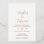 Eenvoudig modern modern Roos Gold Folie Uitnodiging<br><div class="desc">De hedendaagse roos gouden folie trouwuitnodigingen met een eenvoudige en minimalistische lay-out met uw namen in een elegant kalligrafiekmanuscript en uw trouwdetails hieronder in een modern formaat.</div>