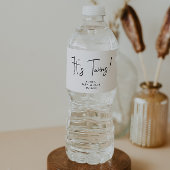 Eenvoudig Modern Neutraal Baby shower Het is Tweel Waterfles Etiket