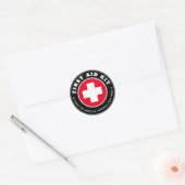 Eenvoudig Modern Rode Kruis EHBO Zwart Medisch Ronde Sticker (Envelop)