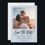 Eenvoudig modern schrift stoffig blauw chic foto save the date<br><div class="desc">Minimalistische moderne 'Save the Date'-aankondiging met trendy penseel schrift handgeschreven typografie op stoffig blauw met jouw persoonlijke foto naast je naam en datum van de bruiloft.</div>